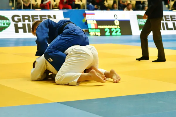 Orenburg, Rusya Federasyonu - Mayıs 12-13 yıl 2018: Boys rekabet Judo