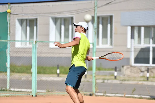 Orenburg, Russie - 15 août 2017 année : Garçons jouant au tennis — Photo