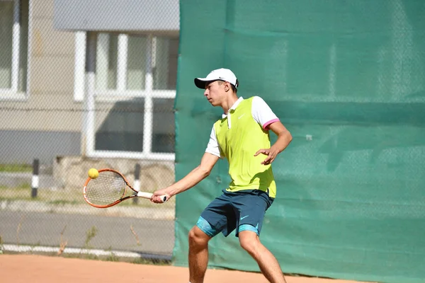 오렌부르크, 러시아-8 월 15 일, 2017 년: 소년 테니스 — 스톡 사진