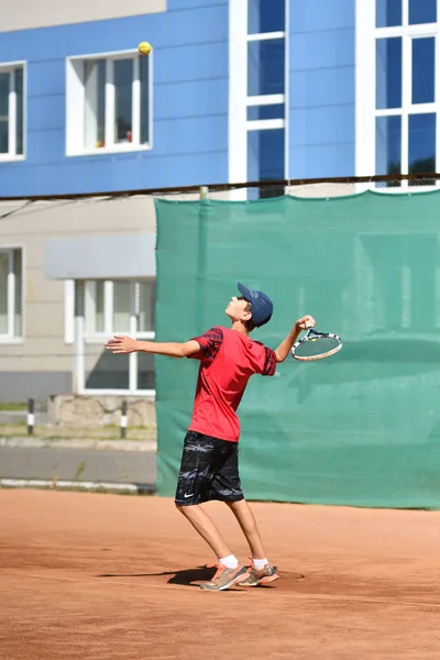 Orenburg, Rusia - 15 de agosto de 2017 año: Niños jugando al tenis —  Fotos de Stock