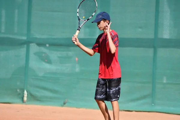 Orenburg, russland - 15. august 2017 jahr: jungs spielen tennis — Stockfoto