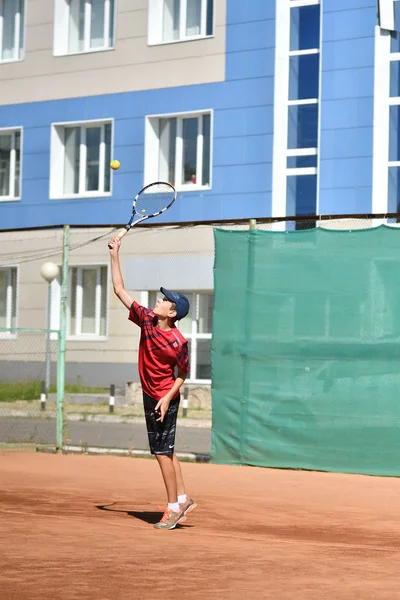 Orenburg, Rusya Federasyonu - 15 Ağustos 2017 yıl: Tenis oynayan çocuklar — Stok fotoğraf