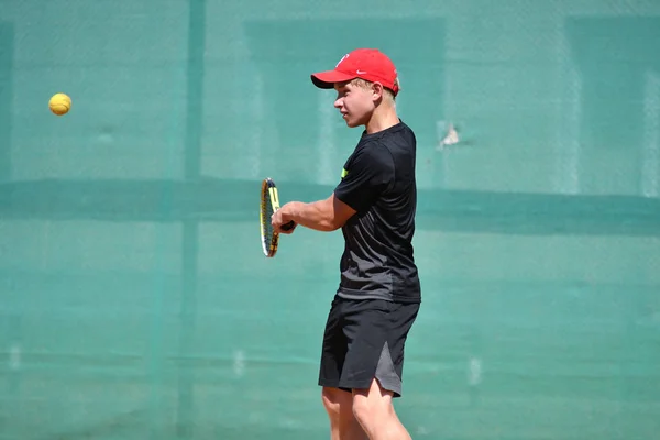 Orenburg, Ryssland - 15 augusti 2017 år: pojkar spelar tennis — Stockfoto