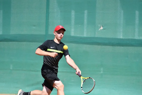 Orenburg, Rusia - 15 de agosto de 2017 año: Niños jugando al tenis —  Fotos de Stock