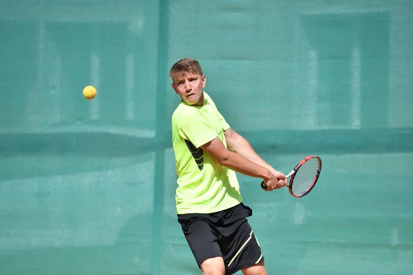 Orenburg, Russie - 15 août 2017 année : Garçons jouant au tennis — Photo