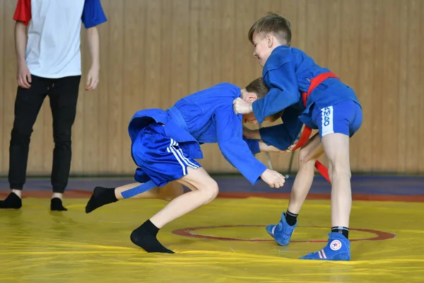 Orenburg, Rusland - 23 februari 2019: Jongens wedstrijden Sambo — Stockfoto