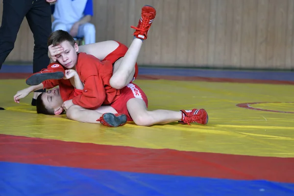 Orenburg, Rússia - 23 de fevereiro de 2019: Competições de meninos Sambo — Fotografia de Stock