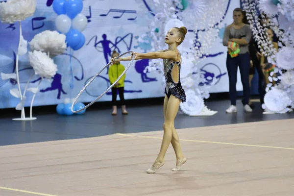 Orenburg, Rusko - 25 listopadu 2017 rok: dívky soutěžit v rytmické gymnastice — Stock fotografie