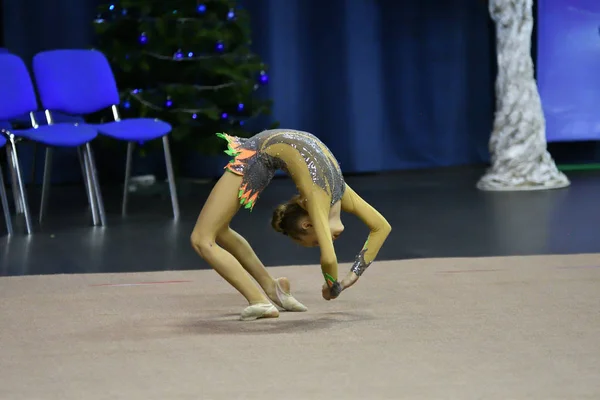 Orenburg, Russie - 25 novembre 2017 année : les filles concourent en gymnastique rythmique — Photo