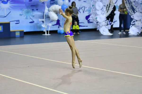 Orenburg, Russia - 25 novembre 2017 anno: le ragazze gareggiano nella ginnastica ritmica — Foto Stock