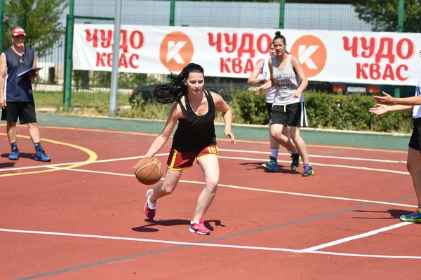 Orenburg, Rusya Federasyonu - 30 Temmuz 2017 yıl: kızlar sokak basketbol oynamak — Stok fotoğraf