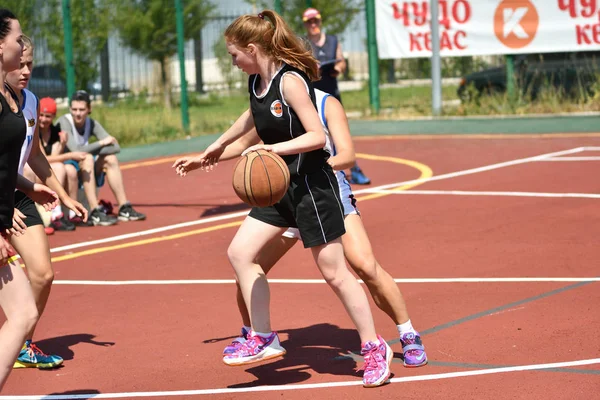 Orenburg, Rusya Federasyonu - 30 Temmuz 2017 yıl: kızlar sokak basketbol oynamak — Stok fotoğraf