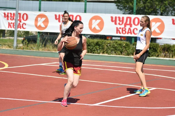 Orenburg, Rusland - Juli 30, 2017 år: Girls play Street Basketball - Stock-foto