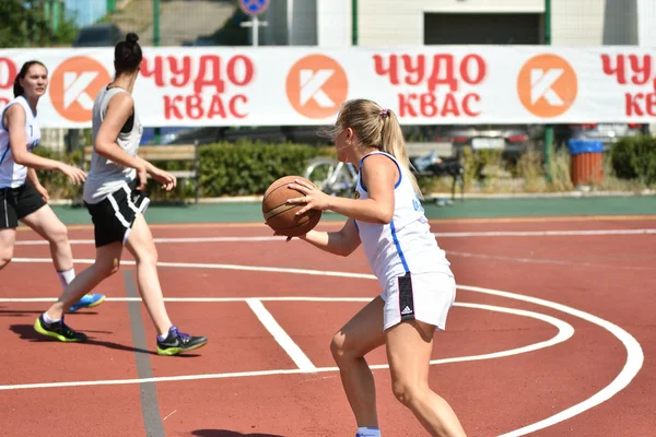 Orenburg, Ryssland - 30 juli 2017 år: flickor spela Street basket — Stockfoto