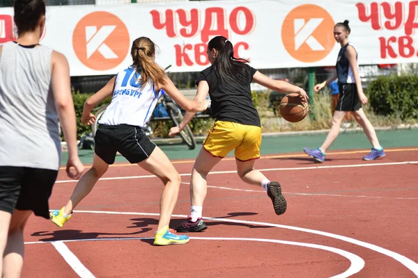 Orenburg, Ryssland - 30 juli 2017 år: flickor spela Street basket — Stockfoto
