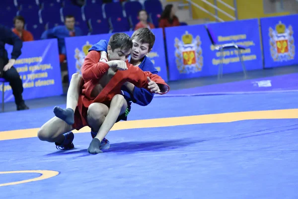 Orenburg, Rússia - 16 de fevereiro de 2019: Competições de meninos Sambo — Fotografia de Stock