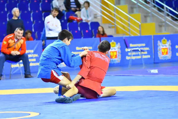 Orenburg, Rússia - 16 de fevereiro de 2019: Competições de meninos Sambo — Fotografia de Stock