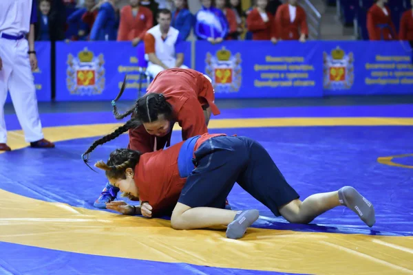 Orenburg, russland - 16. februar 2019: mädchenwettbewerbe sambo — Stockfoto