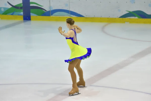Fille patinage sur glace — Photo