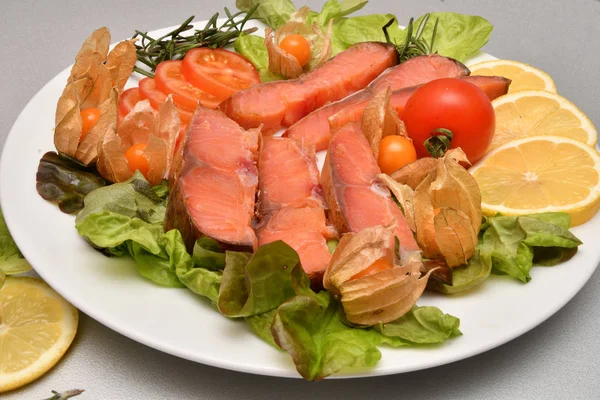 Копчений лосось "Чинук" (Тихоокеанський лосось лат. tshawytscha) — стокове фото