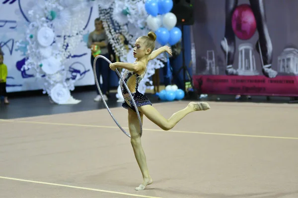 Orenburg, Rússia - 25 de novembro de 2017 ano: meninas competem na ginástica rítmica — Fotografia de Stock