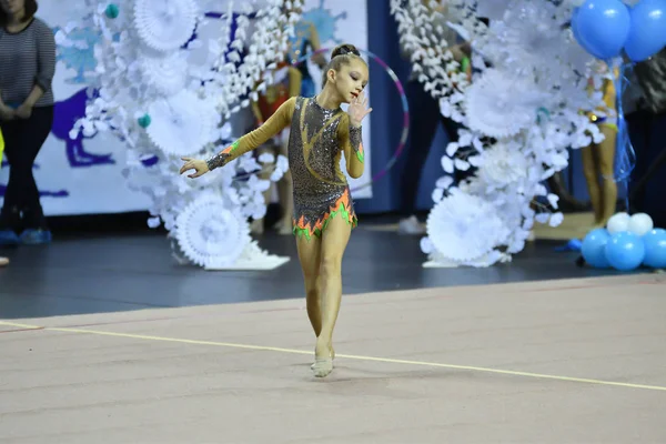 Orenburg, Rusko - 25 listopadu 2017 rok: dívky soutěžit v rytmické gymnastice — Stock fotografie