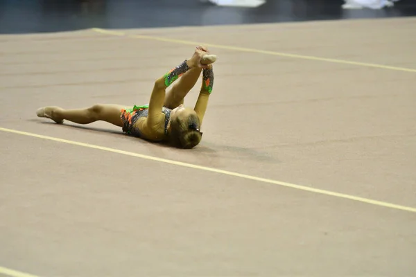 Orenburg, Russia - 25 novembre 2017 anno: le ragazze gareggiano nella ginnastica ritmica — Foto Stock