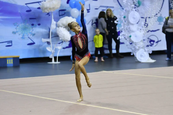 Orenburg, Rusland - 25 November 2017 jaar: meisjes concurreren in ritmische gymnastiek — Stockfoto