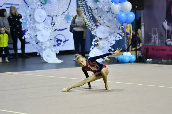 Orenburg, Russia - 25 novembre 2017 anno: le ragazze gareggiano nella ginnastica ritmica — Foto Stock