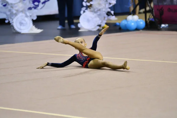 Orenburg, Russia - 25 novembre 2017 anno: le ragazze gareggiano nella ginnastica ritmica — Foto Stock