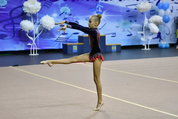 Orenburg, Rússia - 25 de novembro de 2017 ano: meninas competem na ginástica rítmica — Fotografia de Stock