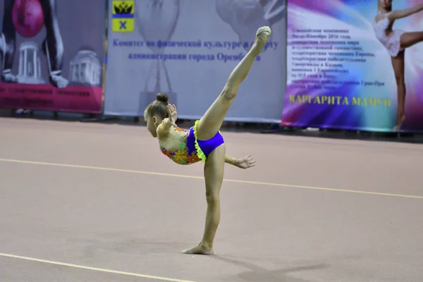 Orenburg, Federacja Rosyjska - 25 listopada 2017 roku: dziewczyny konkurować w gimnastyce artystycznej — Zdjęcie stockowe