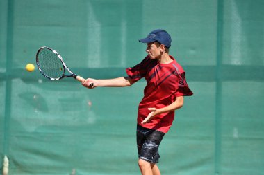 Orenburg, Rusya Federasyonu - 15 Ağustos 2017 yıl: Tenis oynayan çocuklar