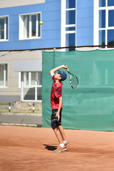 Orenburg, Ryssland - 15 augusti 2017 år: pojkar spelar tennis — Stockfoto
