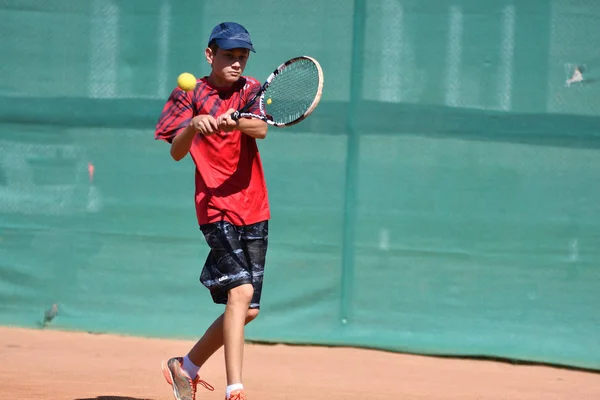 Orenburg, Russie - 15 août 2017 année : Garçons jouant au tennis — Photo