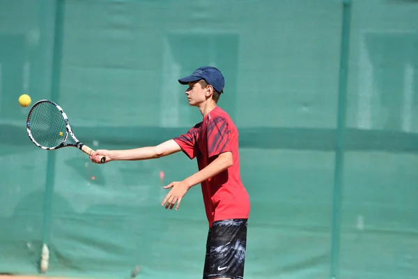 Orenburg, Russie - 15 août 2017 année : Garçons jouant au tennis — Photo