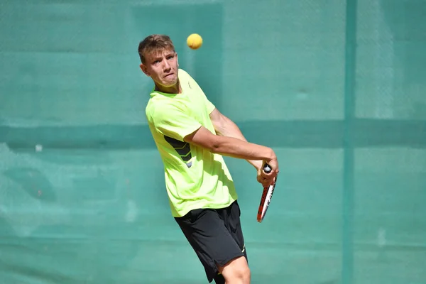 Orenburg, Russie - 15 août 2017 année : Garçons jouant au tennis — Photo