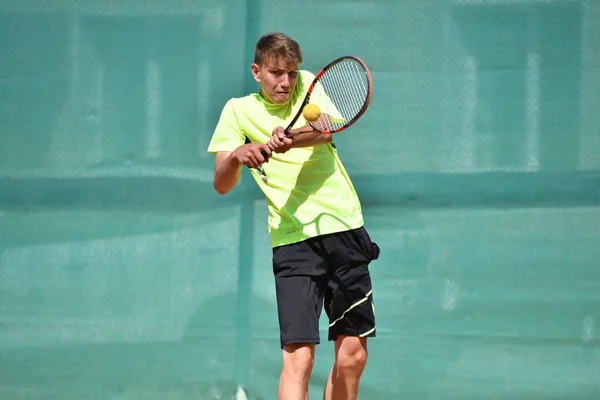 Orenburg, Rusia - 15 de agosto de 2017 año: Niños jugando al tenis —  Fotos de Stock