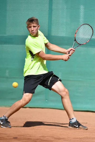 Orenburg, Russie - 15 août 2017 année : Garçons jouant au tennis — Photo