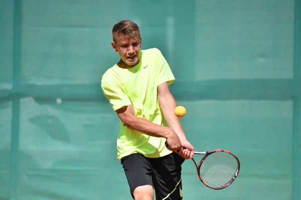 Orenburg, Ryssland - 15 augusti 2017 år: pojkar spelar tennis — Stockfoto