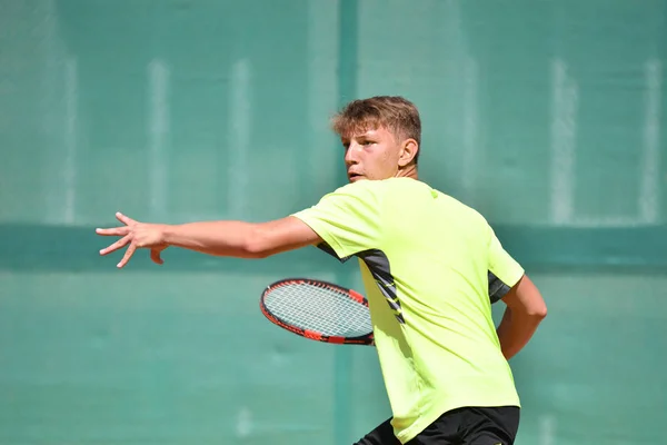 Orenburg, Russie - 15 août 2017 année : Garçons jouant au tennis — Photo