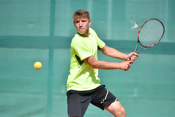 Orenburg, Ryssland - 15 augusti 2017 år: pojkar spelar tennis — Stockfoto