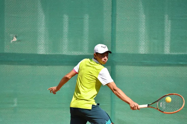 Orenburg, Rusia - 15 de agosto de 2017 año: Niños jugando al tenis — Foto de Stock