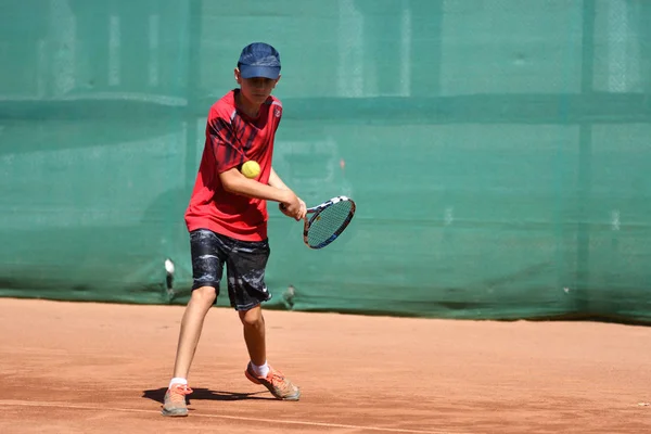 Orenburg, Rusia - 15 de agosto de 2017 año: Niños jugando al tenis —  Fotos de Stock