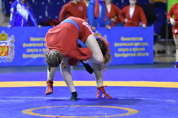 Orenburg, Rússia - 16 de fevereiro de 2019: competições de meninas Sambo — Fotografia de Stock