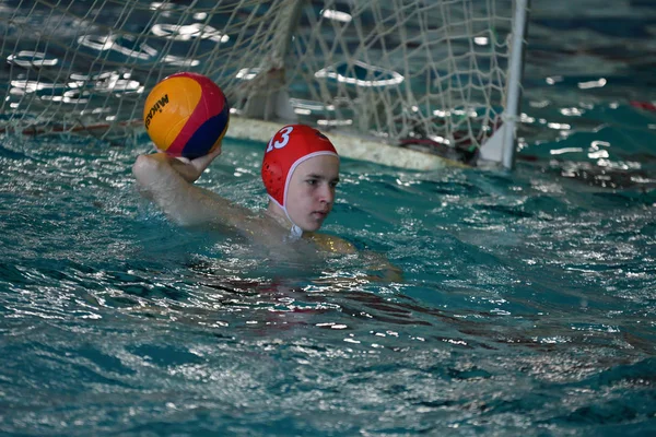 Orenburg, Russie - 4 mai 2017 ans : les garçons jouent au water-polo — Photo