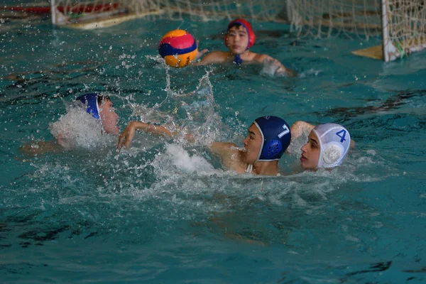Orenburg, Russia - May 4, 2017 years: the boys play in water polo — Stock Photo, Image