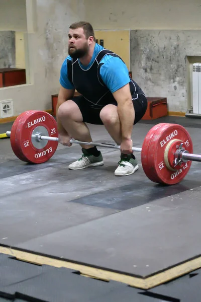 Orenburg, Russia, December 17, 2017 years: the boys compete in weightlifting — Stock Photo, Image