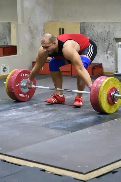 Orenburg, Russia, December 17, 2017 years: the boys compete in weightlifting — Stock Photo, Image