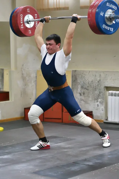 Оренбург, Россия, 17 декабря 2017 года: юноши соревнуются в тяжелой атлетике — стоковое фото